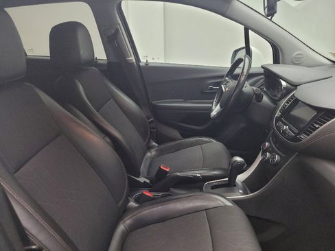 Used 2022 Chevrolet Trax LT w/ LT Convenience Package AWD/4WD image 21
