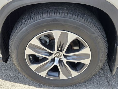 Used 2022 Toyota Highlander XLE AWD/4WD image 17