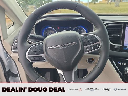 Used 2024 Chrysler Pacifica Touring-L image 14