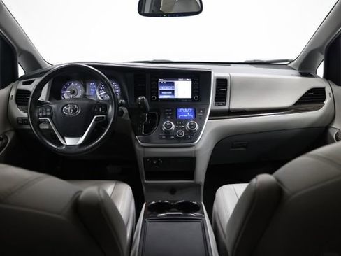 Used 2020 Toyota Sienna XLE w/ XLE Navigation Package FWD image 32