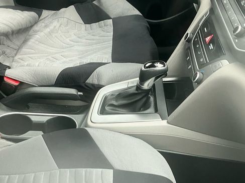 Used 2017 Hyundai Elantra SE FWD image 6