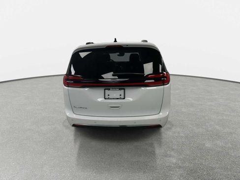 Used 2023 Chrysler Pacifica Touring-L FWD image 7