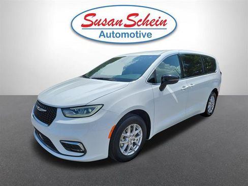 Used 2025 Chrysler Pacifica Select FWD image 1