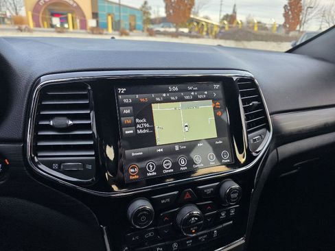 Used 2019 Jeep Grand Cherokee Altitude image 16