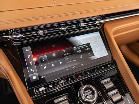 Used 2025 Aston Martin DB12 Convertible RWD image 27