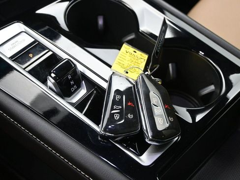 Used 2024 Volkswagen Atlas Cross Sport SE w/ Panoramic Sunroof Package AWD/4WD image 5