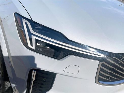 Certified 2025 Volvo XC90 B6 Plus image 40