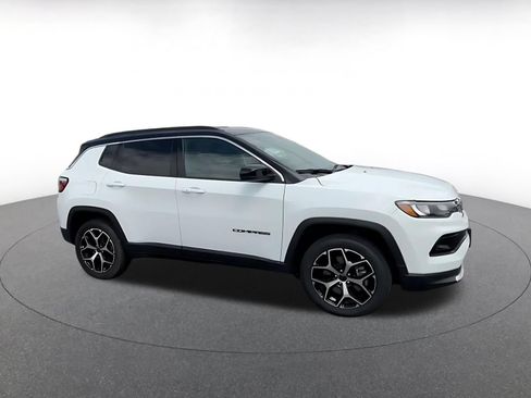 Used 2025 Jeep Compass Limited AWD/4WD image 2