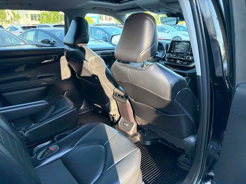 Used 2021 Toyota Highlander XLE AWD/4WD image 12