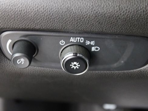 Used 2021 Chevrolet Traverse LS image 33