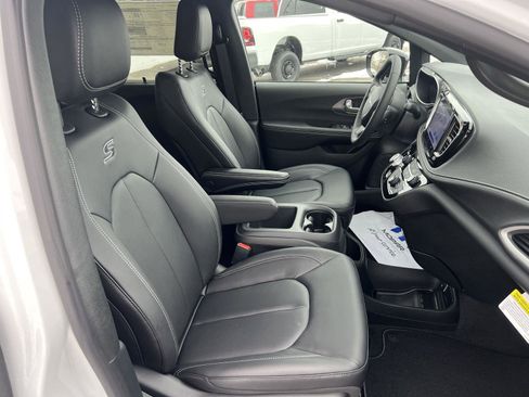 New 2026 Chrysler Pacifica Select w/ S Appearance Package image 38