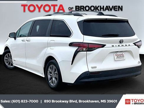 Used 2021 Toyota Sienna XLE image 2