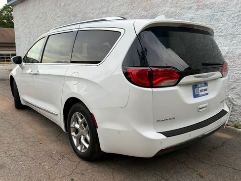 Used 2017 Chrysler Pacifica Limited w/ UConnect Theater Package FWD image 5