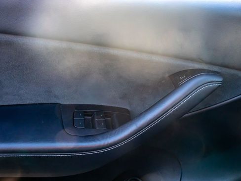 Used 2022 Tesla Model Y Long Range image 21