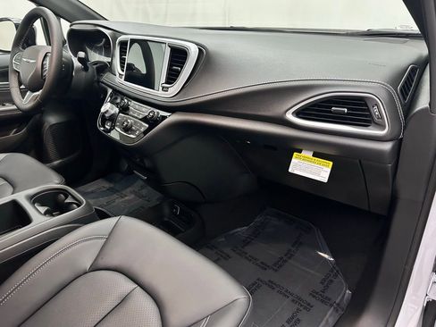New 2026 Chrysler Pacifica Select AWD/4WD image 19