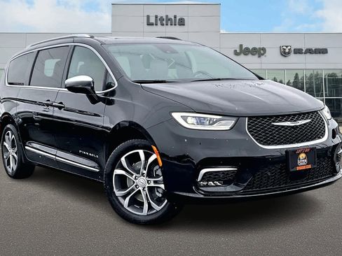 New 2026 Chrysler Pacifica Pinnacle w/ Trailer Tow Group image 24