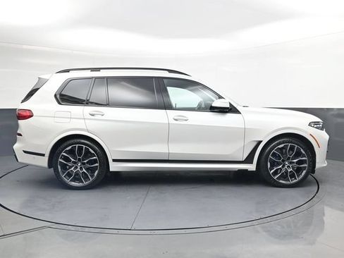 Used 2021 BMW X7 M50i w/ Dynamic Handling Package AWD/4WD image 3