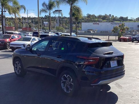 Used 2025 Chevrolet Trax LT w/ LT Convenience Package image 7