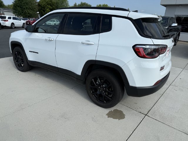 Used 2025 Jeep Compass Latitude w/ Convenience Group AWD/4WD image 6