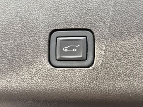 Used 2023 Chevrolet Traverse LT AWD/4WD image 8