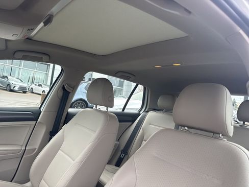 Used 2019 Volkswagen Golf SE w/ Driver Assistance Package image 26