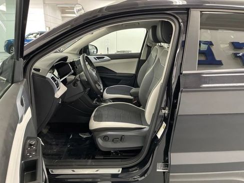 New 2025 Volkswagen Taos SE w/ Panoramic Sunroof Package AWD/4WD image 7