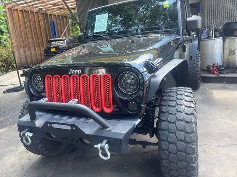 Used 2013 Jeep Wrangler Unlimited Sahara w/ Connectivity Group AWD/4WD image 3