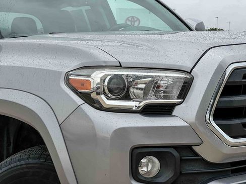 Used 2017 Toyota Tacoma SR5 AWD/4WD image 10