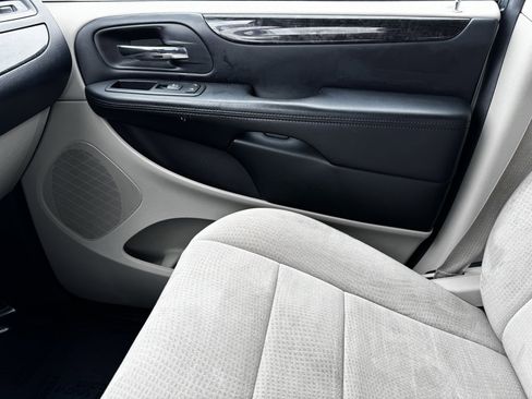 Used 2012 Dodge Grand Caravan SXT image 20