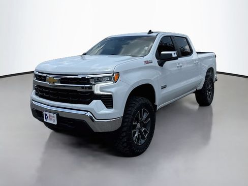 Used 2024 Chevrolet Silverado 1500 LT w/ Z71 Off-Road Package AWD/4WD image 3