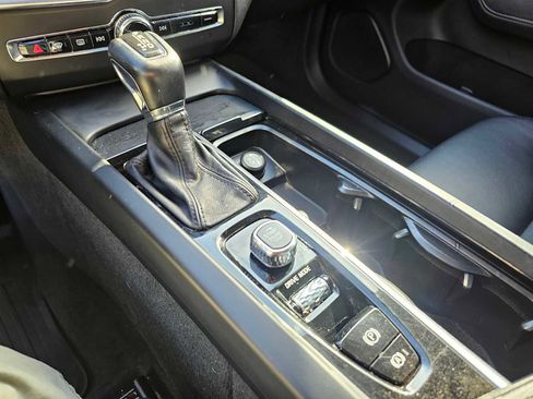 Used 2018 Volvo XC60 T5 Momentum w/ Convenience Package image 34