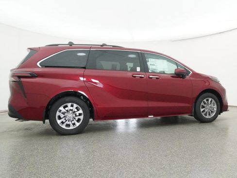New 2026 Toyota Sienna XLE image 23