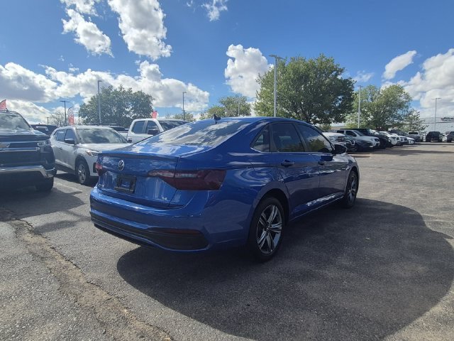 Used 2024 Volkswagen Jetta SE FWD image 3