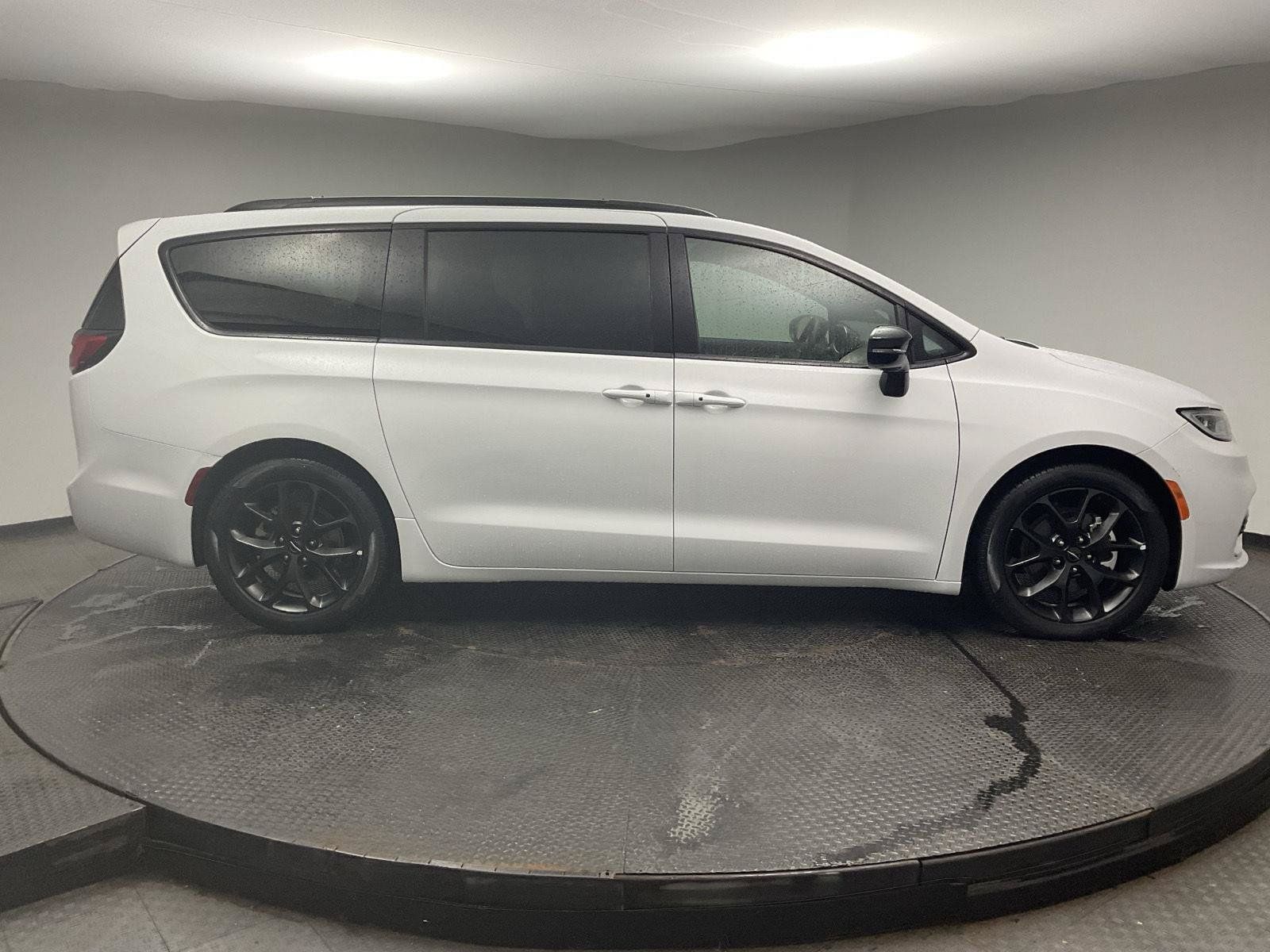 Used 2025 Chrysler Pacifica Limited FWD image 8