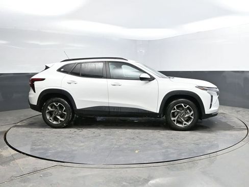 Used 2025 Chevrolet Trax LT image 11