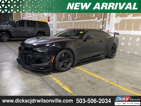 Used 2019 Chevrolet Camaro ZL1 RWD image 2
