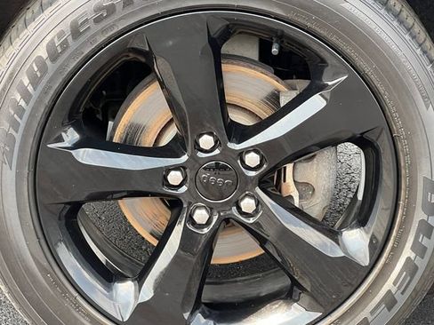 Used 2018 Jeep Grand Cherokee Altitude AWD/4WD image 7