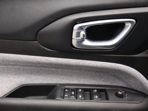 Used 2024 Jeep Compass Latitude image 17