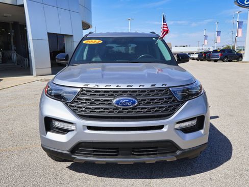 Used 2022 Ford Explorer XLT w/ Equipment Group 202A image 8