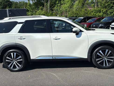 Certified 2024 Nissan Pathfinder Platinum w/ Black Appearance Package AWD/4WD image 29