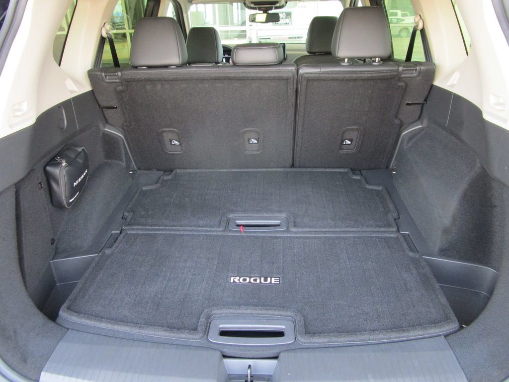 Used 2025 Nissan Rogue SL w/ Tech Package FWD image 16