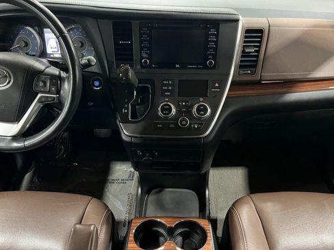 Used 2018 Toyota Sienna XLE image 38