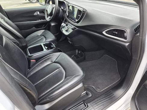Used 2025 Chrysler Pacifica Select FWD image 22