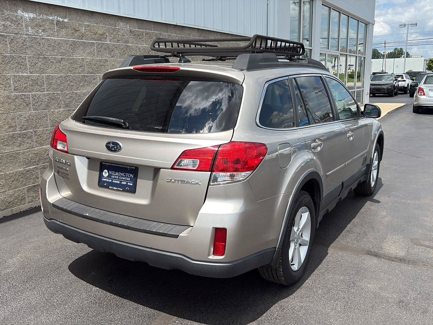 Used 2014 Subaru Outback 2.5i Premium w/ Moonroof Package AWD/4WD image 3