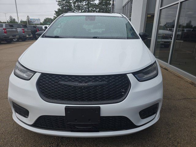 Used 2024 Chrysler Pacifica Limited w/ Uconnect Theater Family Group AWD/4WD image 2