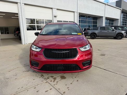 Used 2025 Chrysler Pacifica Premium FWD image 2