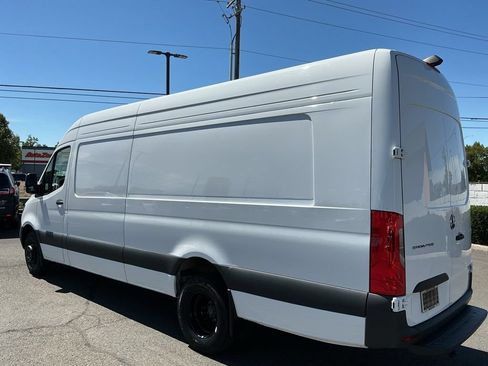 Used 2025 Mercedes-Benz Sprinter 4500 image 8