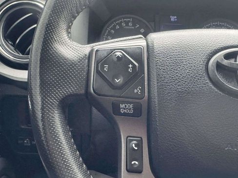 Used 2017 Toyota Tacoma TRD Off-Road w/ Premium & Technology Package AWD/4WD image 18