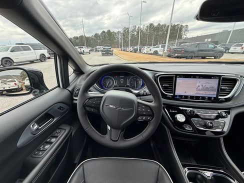 New 2026 Chrysler Pacifica Limited image 14