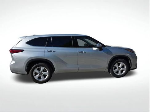 Used 2022 Toyota Highlander L image 10